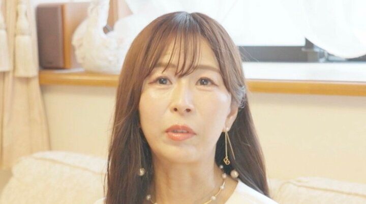 【写真・画像】年中ミニスカの“奇跡の55歳”美女 驚きの美脚は「O脚を自力矯正」「小学生から足縛って寝てた」 1枚目
