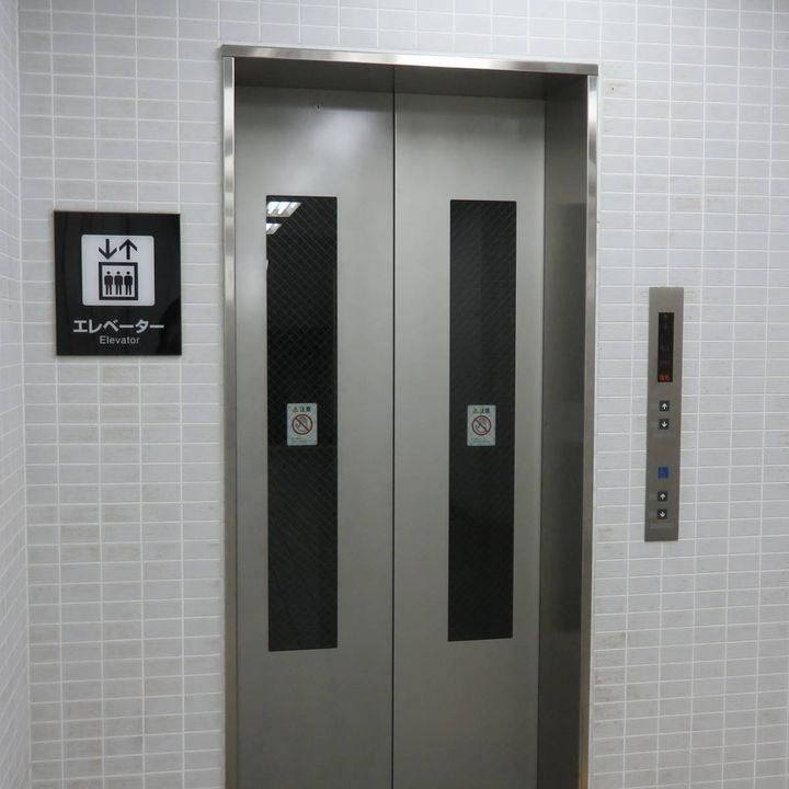 地下鉄のりばへの案内表示がある、駅構内のエレベーター。