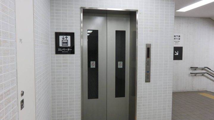 地下鉄のりばへの案内表示がある、駅構内のエレベーター。