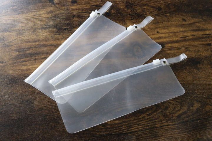 3枚セットになっているフラットな収納ポーチを重ねて並べた様子