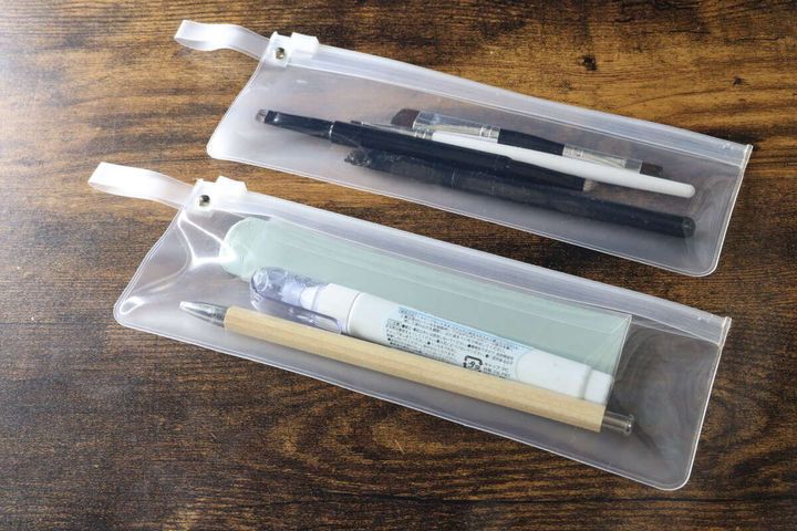 2つのポーチにそれぞれペンやメイクブラシなどの細長い文房具やコスメを入れた状態