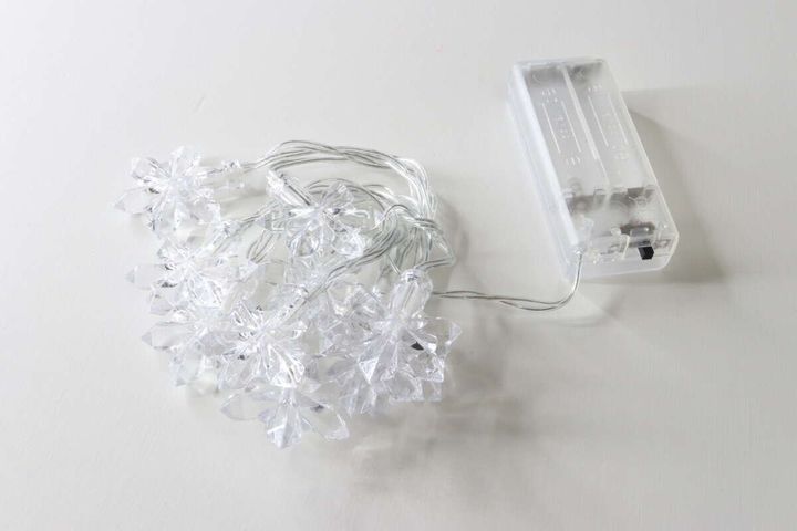 パッケージから出した雪の結晶形ライトと電池ボックス