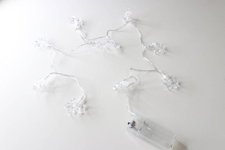 雪の結晶形デコレーションライトを広げて配置した様子