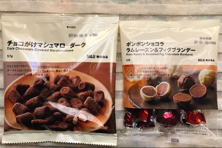 （写真・左から）チョコがけマシュマロ ダーク、ボンボンショコラ ラムレーズン＆フィグブランデー