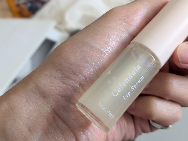 手の甲にのせたカレンデュラリップセラム クリア