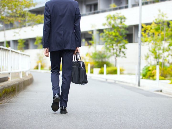 持病の悪化をきっかけに、通勤時間が短く体調に理解のある職場へ移り、働きやすさと収入アップを手にした人もいます。今回は、神奈川県に住む28歳男性の転職エピソードを紹介します。
