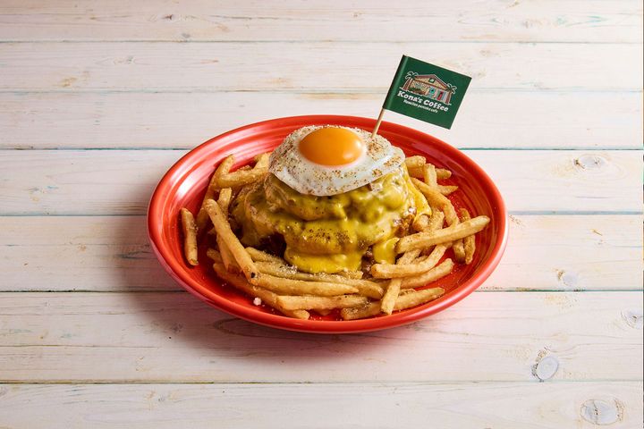 ボリューム満点でお腹も心も満たされる「チーズカレーハンバーグパンケーキ」／￥1,859（税込み）