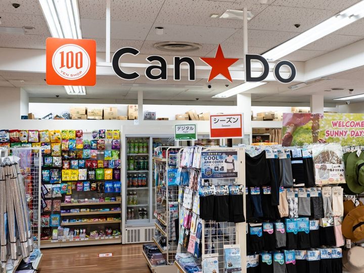 キャンドゥの「クリアジッパーバッグ 10枚 内服薬柄」が、薬局の薬袋のようなデザインでSNSの注目を集めています。常備薬の仕分けや旅行時の持ち運びに便利な使い勝手を紹介します。