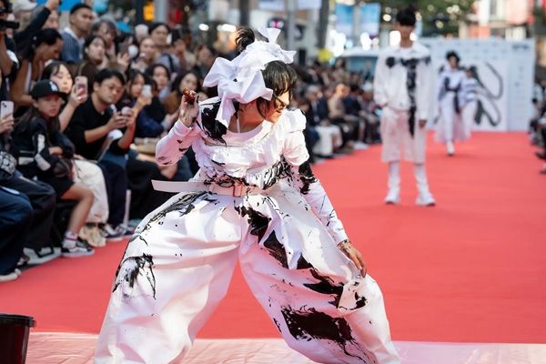 渋谷ファッションウィーク2026秋と日本習字教育財団がコラボ！書道パフォーマンスや体験会を実施