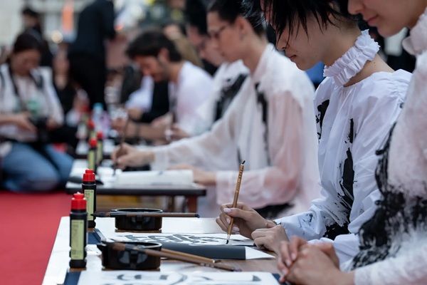 渋谷ファッションウィーク2026秋と日本習字教育財団がコラボ！書道パフォーマンスや体験会を実施