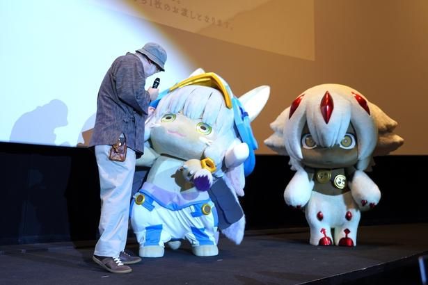 【写真を見る】原作のつくしあきひと、ナナチとファプタの着ぐるみにメロメロ