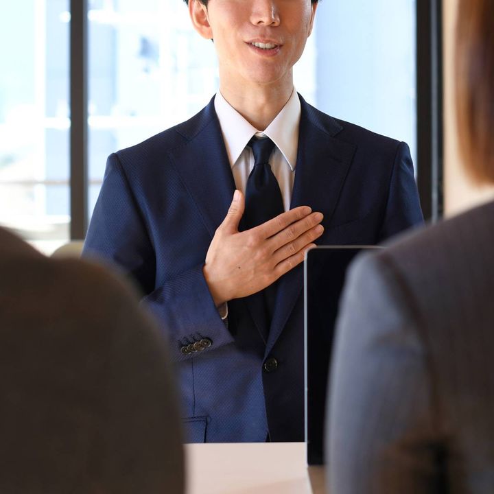 話す人