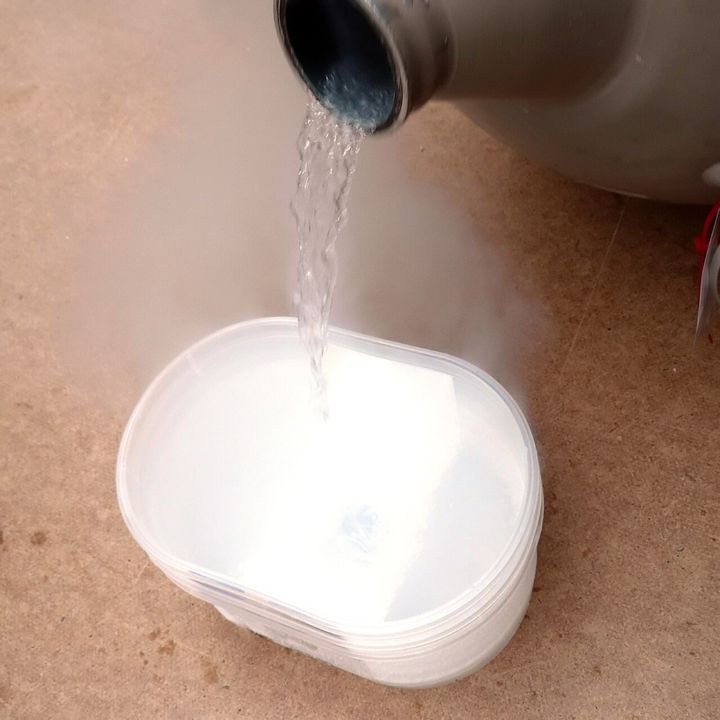 液体窒素です。今回の実験では、腎臓を入れた容器に冷たい窒素の蒸気を送り込んで冷やしました。