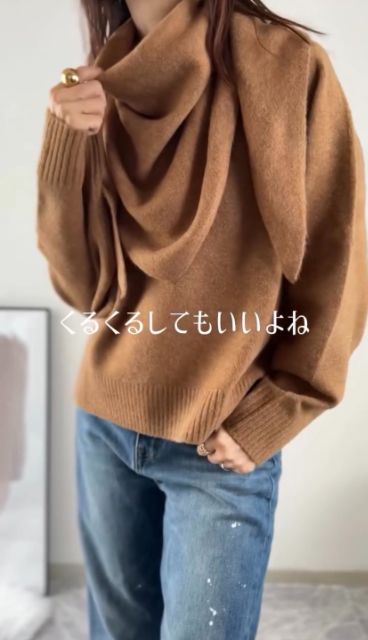 スフレヤーントライアングルスカーフとスフレヤーンクルーネックセーターのコーデ