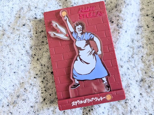 レンガ壁の台座にダンシングステラのアクリルを差し込んだアクリルライト