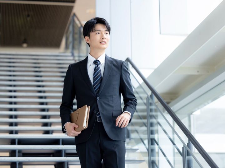 昇級が望めない職場で資格の勉強を始めたことをきっかけに、未経験の仕事へ転職し、年収を200万円伸ばした人もいます。今回は、沖縄県に住む28歳男性の転職エピソードを紹介します。