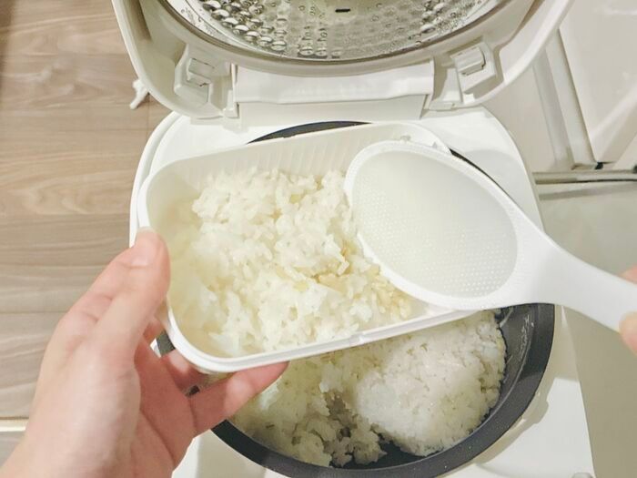 【セリア】ふたを裏返すと…お皿に変身！洗い物が減る『ごはん保存容器』が便利すぎる♪