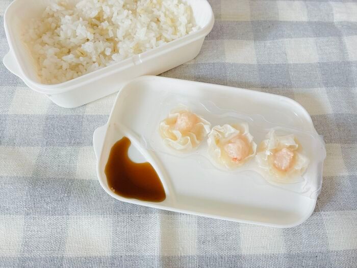 【セリア】ふたを裏返すと…お皿に変身！洗い物が減る『ごはん保存容器』が便利すぎる♪
