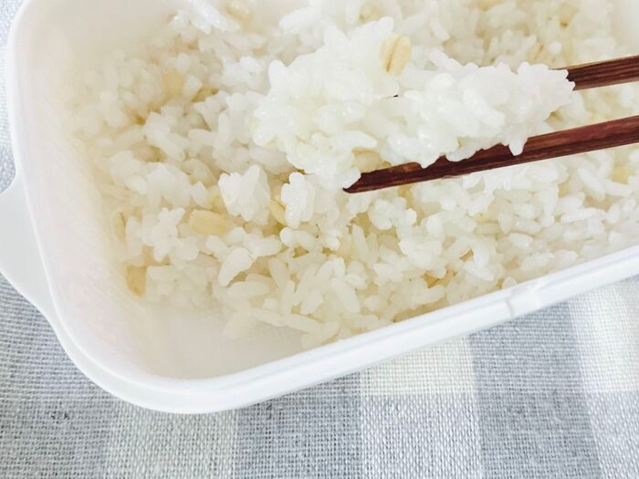 【セリア】ふたを裏返すと…お皿に変身！洗い物が減る『ごはん保存容器』が便利すぎる♪