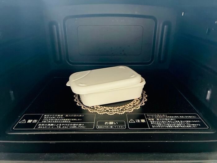 【セリア】ふたを裏返すと…お皿に変身！洗い物が減る『ごはん保存容器』が便利すぎる♪