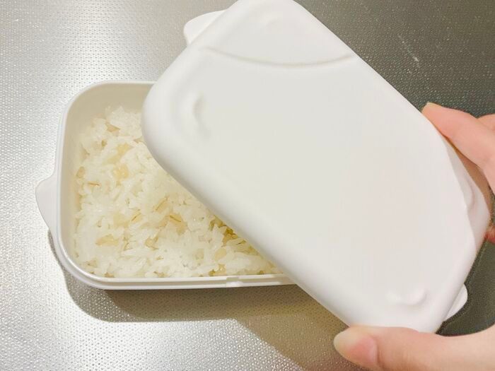 【セリア】ふたを裏返すと…お皿に変身！洗い物が減る『ごはん保存容器』が便利すぎる♪