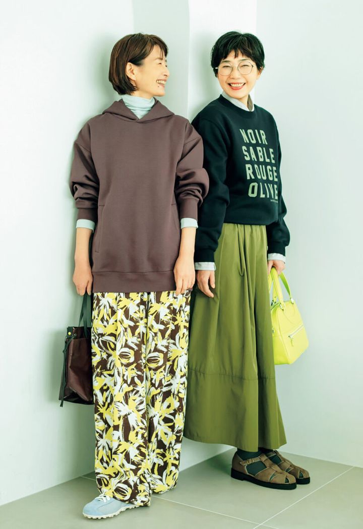 パーカ￥3,990／ユニクロ、タートルネックTシャツ￥3,990／無印良品 銀座、パンツ￥2,990／エニィ（オンワード樫山）、バッグ￥31,900／ジャック・ゴム（アッシュ・ペー・フランス）、スニーカー￥35,200／アンディアフォラ（プレインピープル青山）