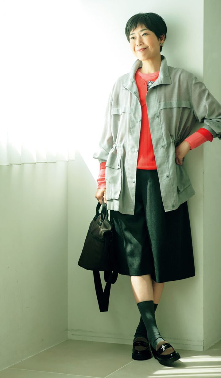 ジャケット￥29,700、ニット￥17,600、ハーフパンツ￥22,000／すべてヒューマン ウーマン、インに着たTシャツ￥990／ジーユー、イヤリング￥4,400／アビステ、靴￥24,200／リーガル、バッグ￥4,990／無印良品 銀座