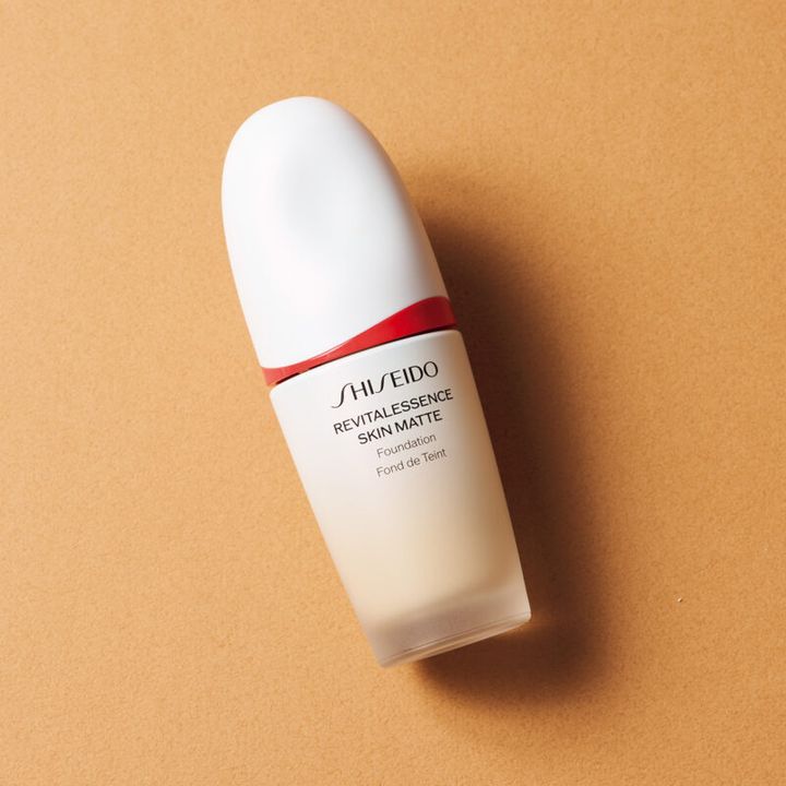 SHISEIDO エッセンススキンスムース ファンデーション SPF 30･PA+++ 全12色 ¥7,590 （編集部調べ）／SHISEIDO