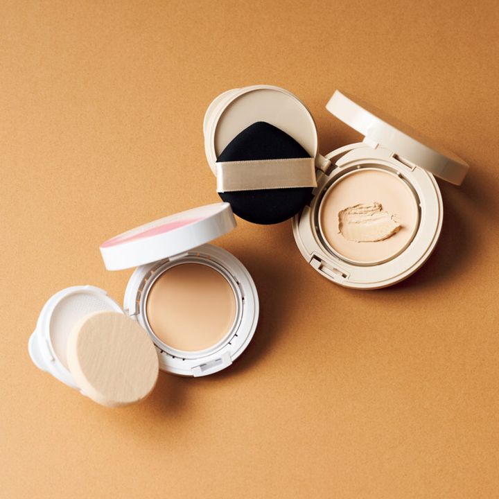 （右）ヴィセ グロウバーム ファンデーション（ パクトタイプ） SPF36･PA+++ 全４色 ¥2,640（セット価格･編集部調べ）／コーセー （左）ソフィーナ プリマヴィスタ 生肌カバーバーム ファンデーション SPF30･PA+++ 全5色 ¥4,400（編集部調べ）／花王