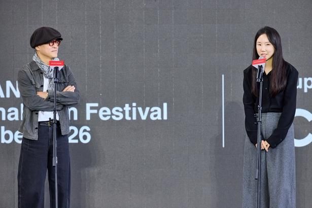 『Nowhere to Lay My Eyes』野外舞台挨拶に参加したクォン・ヘヒョとパク・ミソ [c]BIFF2026