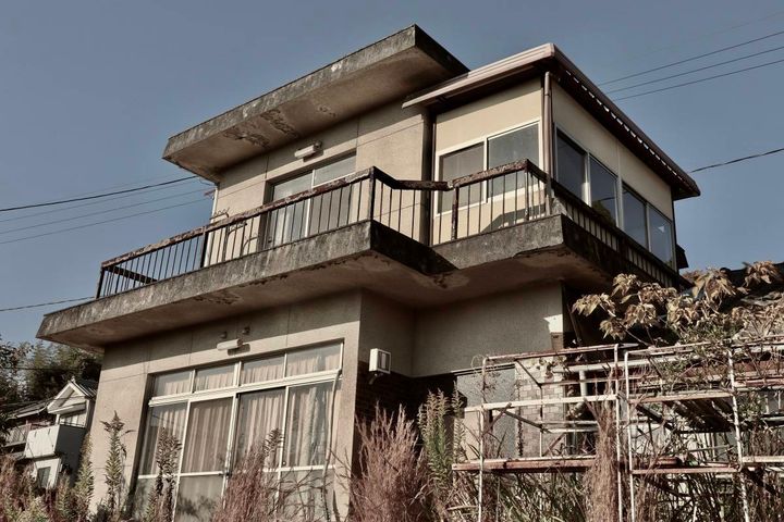 劣化が目立つ古い家
