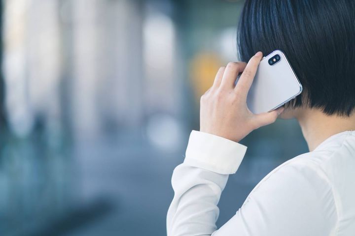 電話をする女性