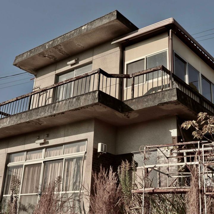 劣化が目立つ古い家