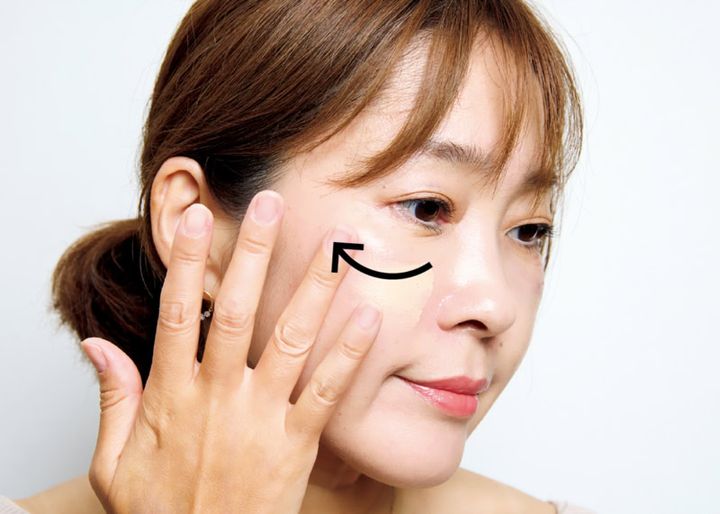 顔の中央→外側に向かって優しくなじませる。少量でもカバー力は◎。