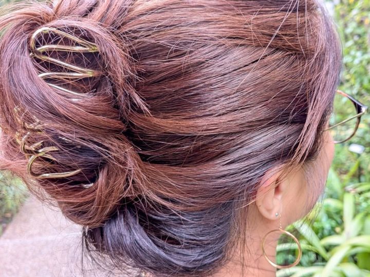 ゴールドのヘアクリップとゴールドピアス