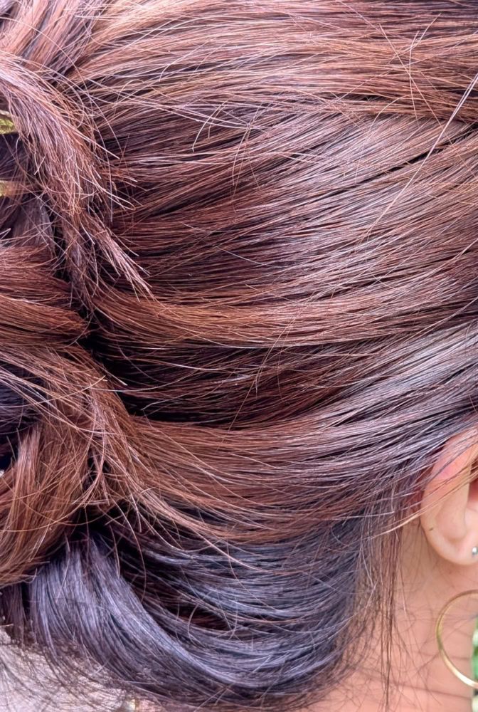ゴールドのヘアクリップとゴールドピアス