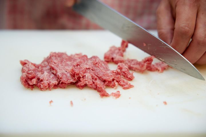 肉を粗挽き状態にする