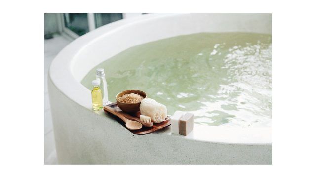 湯船につかって身体を温める入浴のイメージ