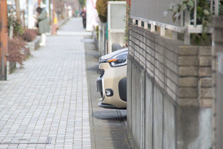はみ出し駐車は違法？（画像はイメージ）