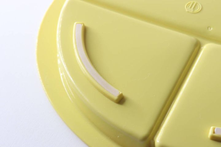 ランチプレートの底面に施された白いシリコーンゴムのすべり止めパーツ