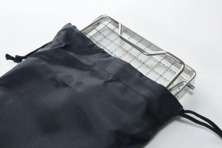 折り畳んだ五徳を黒い専用の収納ポーチに入れている様子