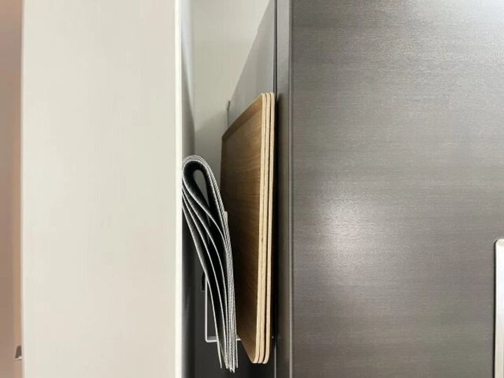 冷蔵庫の側面にトレーやランチョンマットをスリムに収納している側面写真