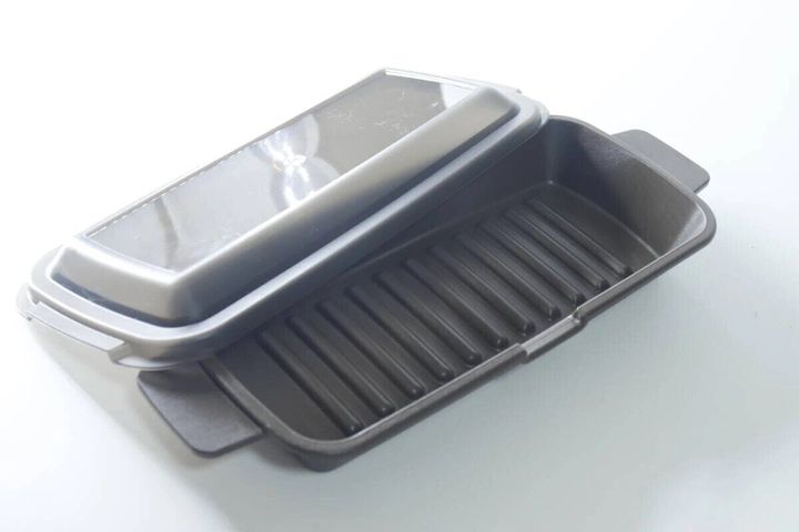 波型の底面と透明なフタが特徴のブラウンカラーのマルチトレー