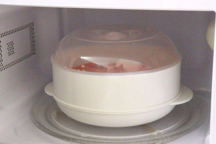 電子レンジの中に白色の1段電子レンジ蒸し器が置かれている様子