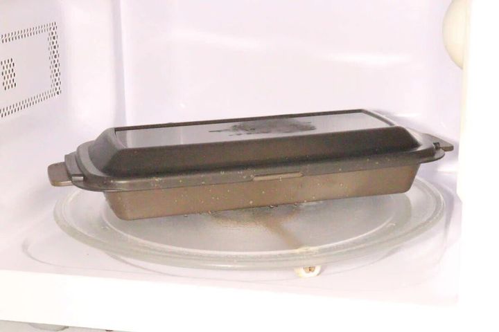 電子レンジの庫内でフタをしたマルチトレーが加熱されている様子