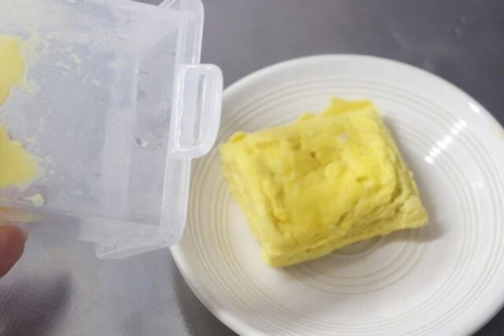 白いお皿の上に型崩れせずきれいに盛り付けられただし巻き卵