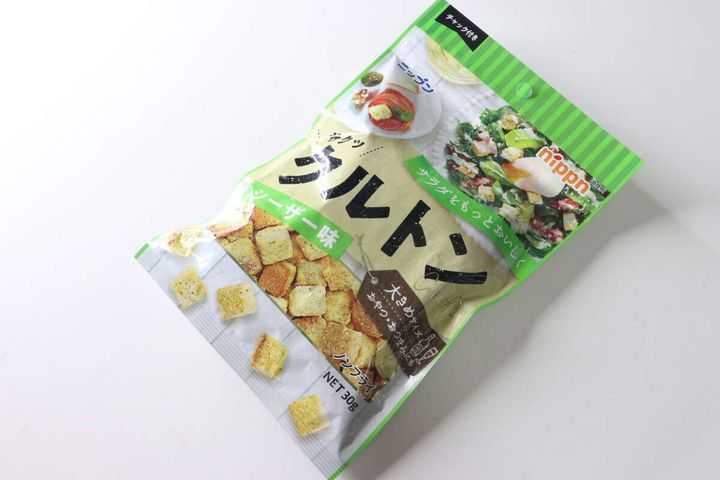 チャック付きと記載された緑色のクルトンのパッケージ