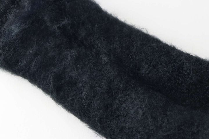 黒い靴下の内側にある、ふわふわとした裏起毛パイル素材の拡大。