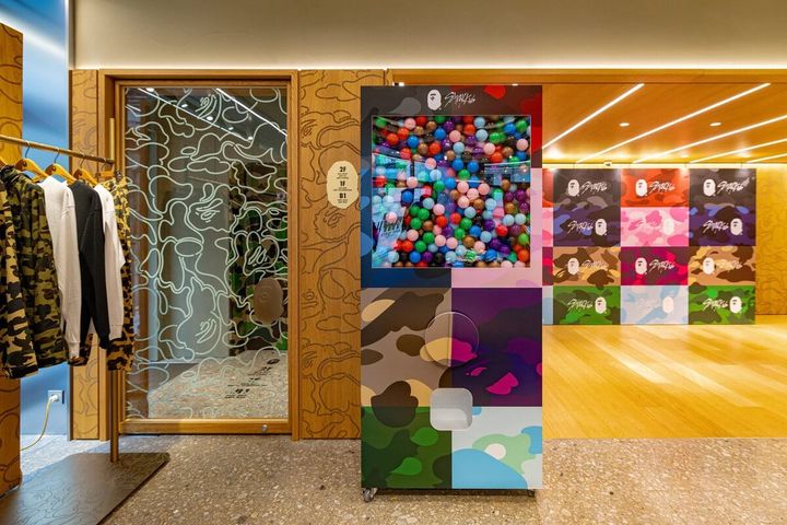 イベントに合わせ、BAPE STORE® DOSANもコラボレーションの世界観を体感できる空間へ。大型キャンペーンビジュアルや専用のウィンドウグラフィック、キャラクターをモチーフにしたインスタレーションが店内を彩った。