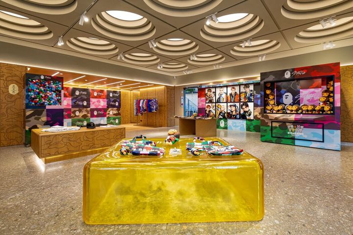 BAPE®は、Stray KidsとのGift With Purchase（GWP）キャンペーンに合わせたプライベートイベントを開催。招待メディア向けのフォトコールやインタビューセッションに続き、クリエイターや業界関係者、招待ゲストが参加するローンチイベントが行われた。
